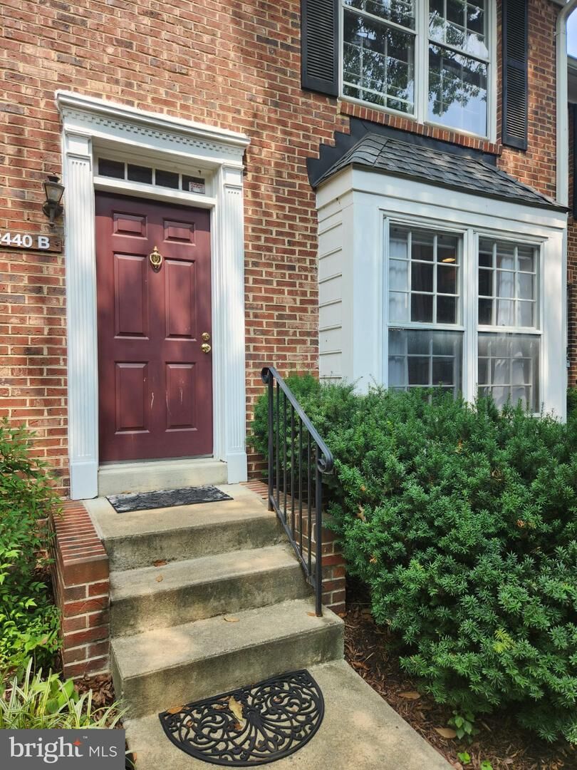 Property Photo:  2440 S Walter Reed Drive B  VA 22206 
