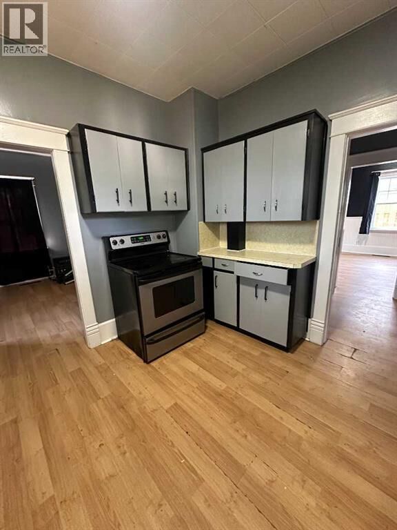 Property Photo:  123 3 Street East  AB T1R 0C9 