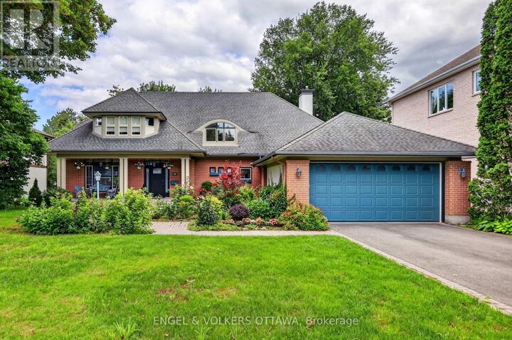 13 Chinook Crescent — photo 1