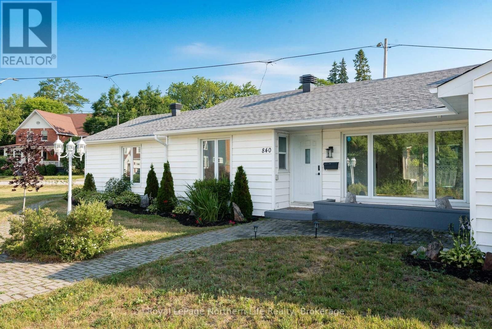 Property Photo:  840 McLaren Street  ON P1B 3L8 