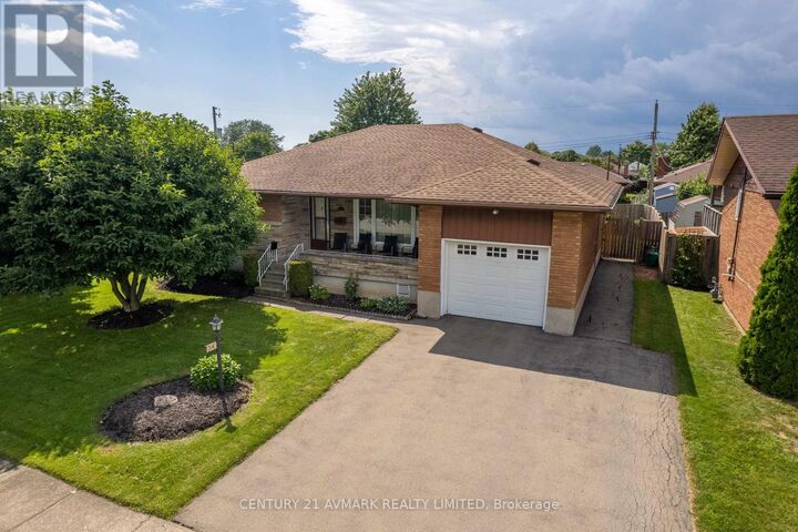 Photo de la propriété:  54 Classic Avenue  ON L3B 1P5 