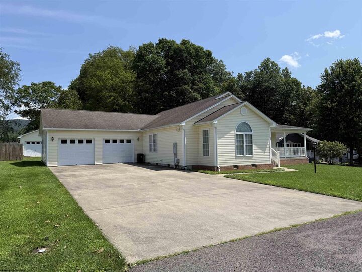 Property Photo:  205 Edgewood Estates Road  WV 26253 