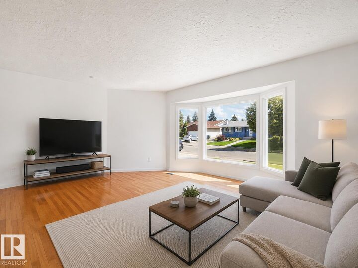 Property Photo:  11616 158 Avenue NW  AB T5X 2K4 