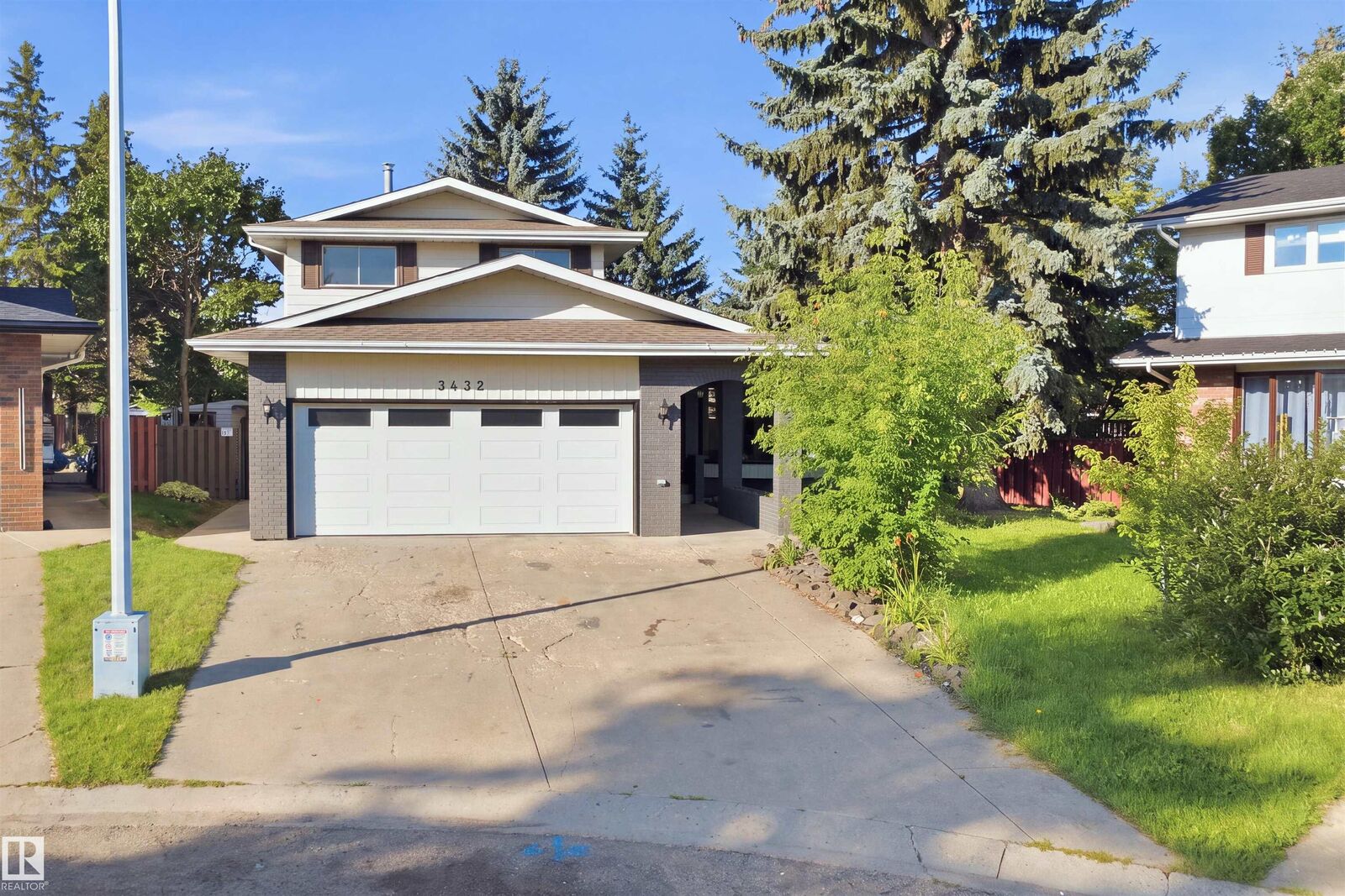 Property Photo: 3432 Hill View Crescent NW AB T6L 1P5