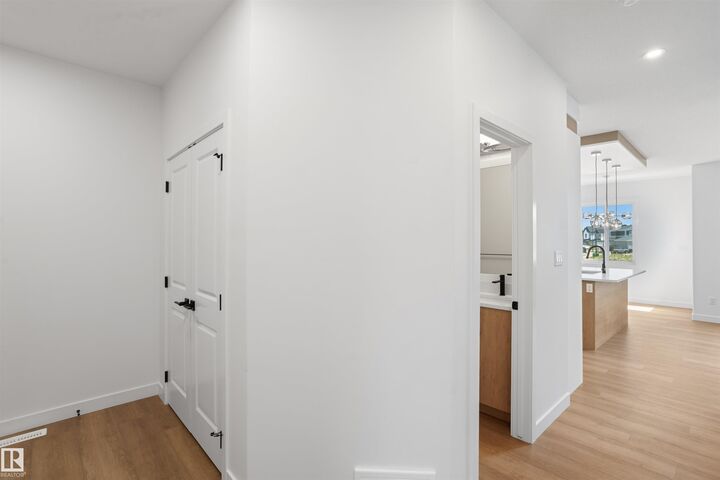 Photo de la propriété:  153 Munn Way  AB T5Y 4M9 