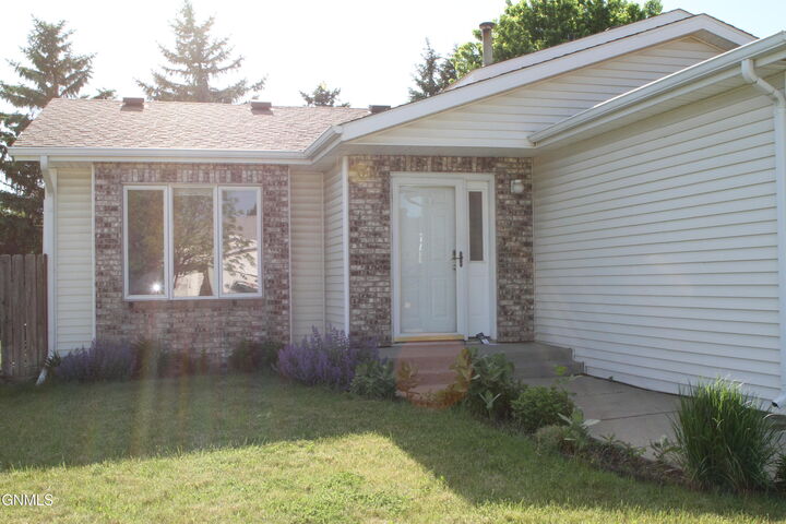 Property Photo:  2646 Lexington Drive  ND 58503 