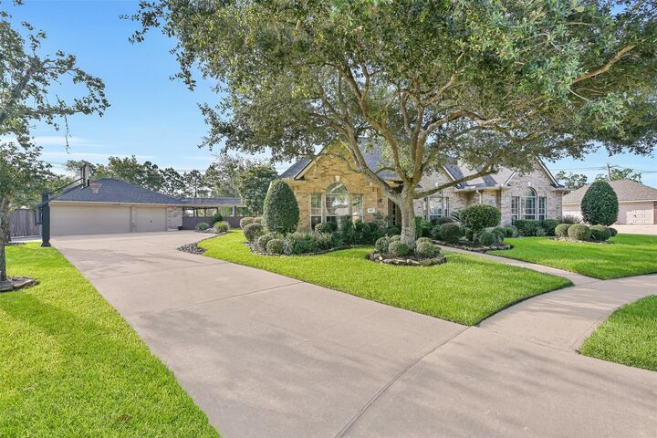 Property Photo:  906 High Ridge Circle  TX 77546 