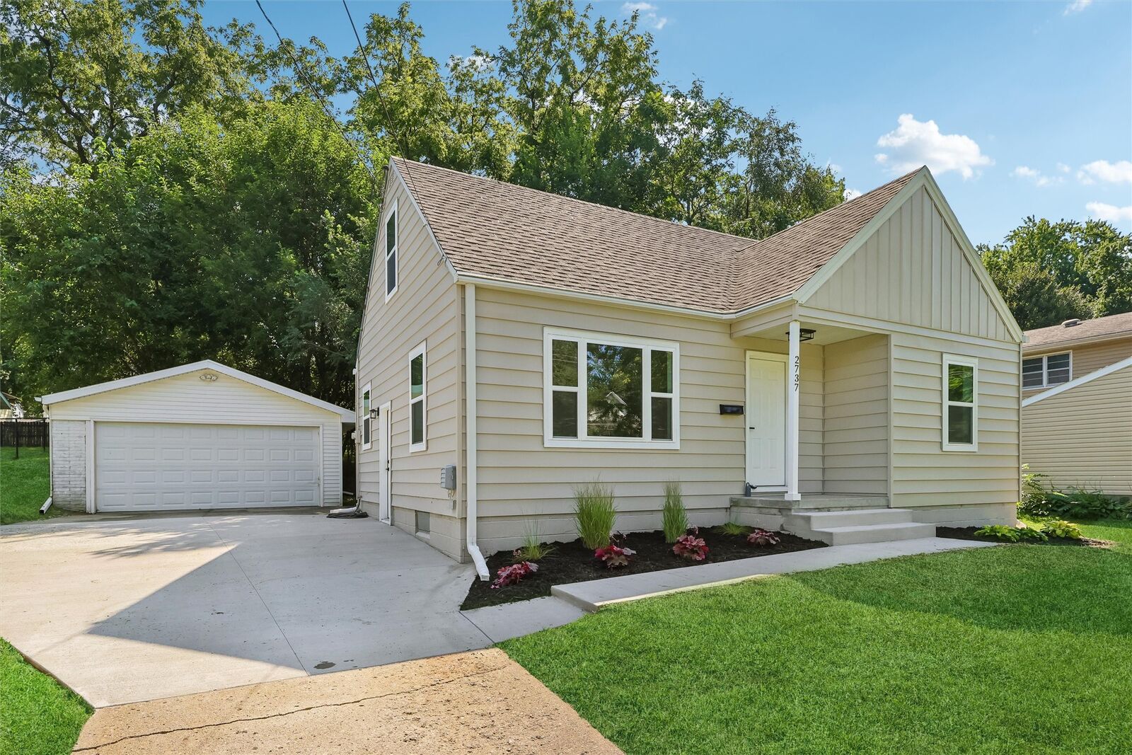 Property Photo: 2737 56th Street IA 50310
