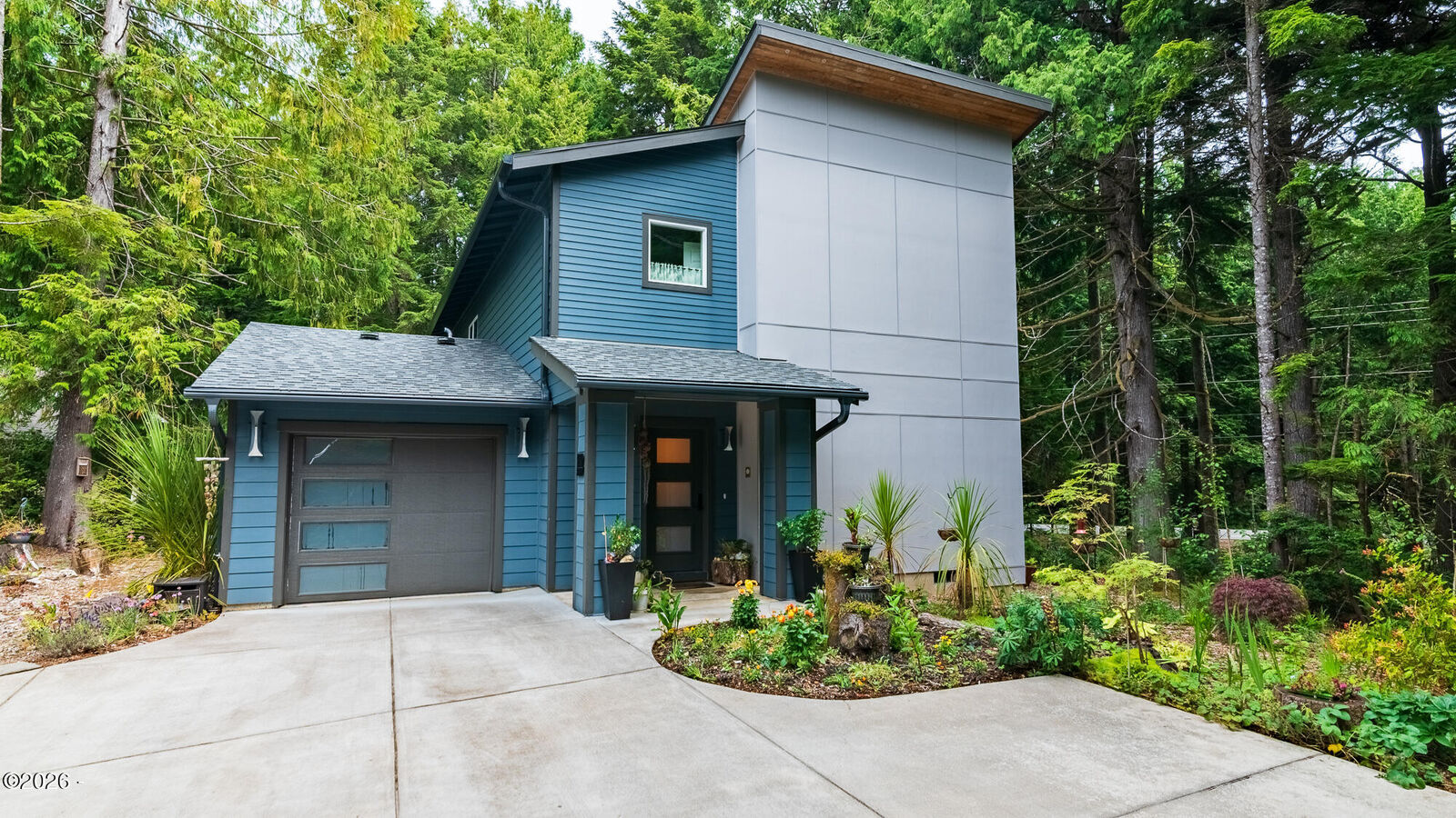 Property Photo: 70 SW Cormorant OR 97341
