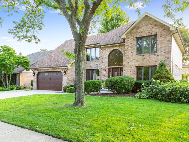Property Photo: 204 Rosedale Court IL 60108