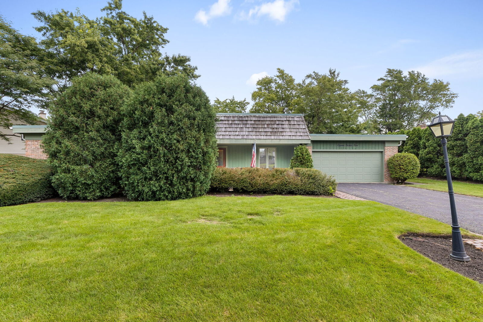 Property Photo: 1135 Adirondack Drive IL 60062
