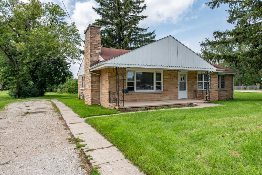 Property Photo: 618 N Oplaine Road IL 60031