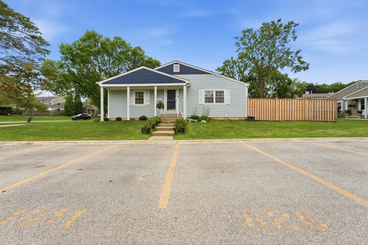 Property Photo: 1811 Carlisle Court IL 60194