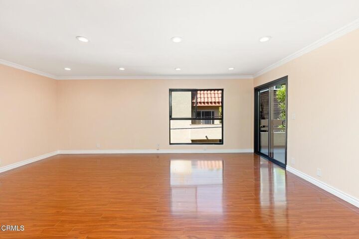Property Photo: 1037 N Vista Street 202 CA 90046