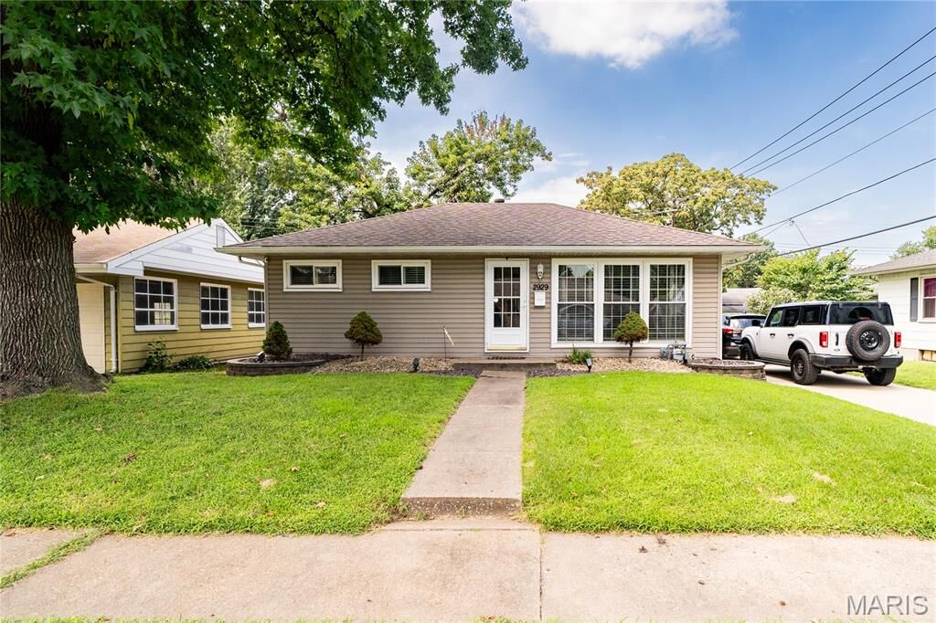 Property Photo: 2929 Wayne Avenue IL 62040