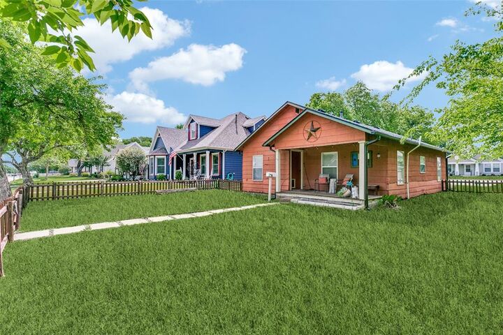 Property Photo:  612 E Wall Street  TX 76051 
