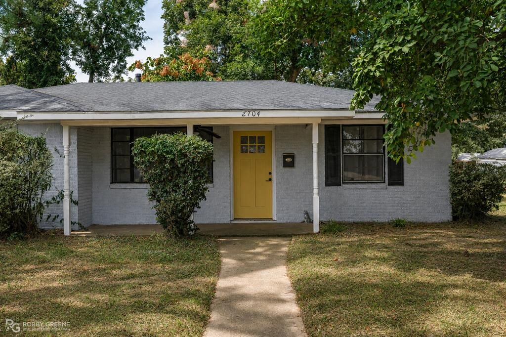 Property Photo:  2704 E Cavett Drive  LA 71104 