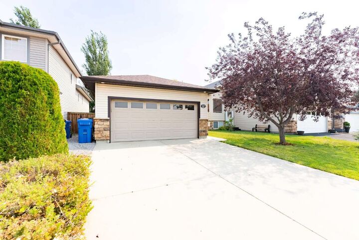 Property Photo:  27 Fairmont Road S  AB T1K 8C7 
