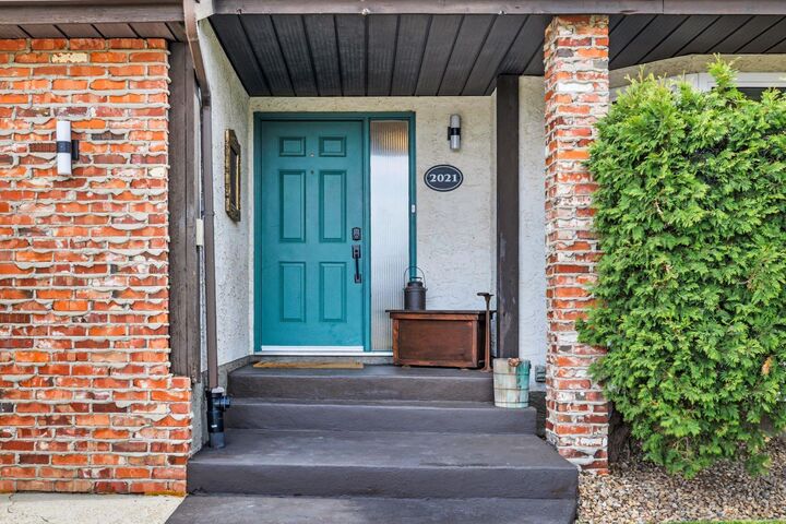 Property Photo:  2021 112A Street  AB T6J 4V5 