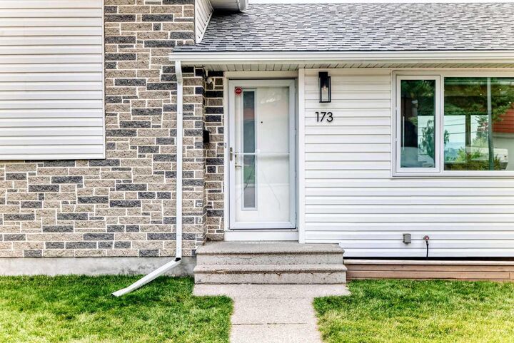 Property Photo:  173 Cornwallis Drive NW  AB T2K 1V4 