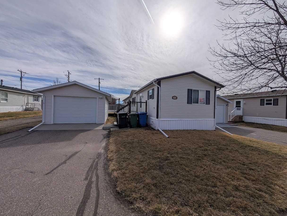 Property Photo: 211 Railway Avenue AB T1M 0A8