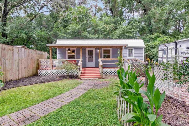 Property Photo: 5521 Ormond Dr FL 32526