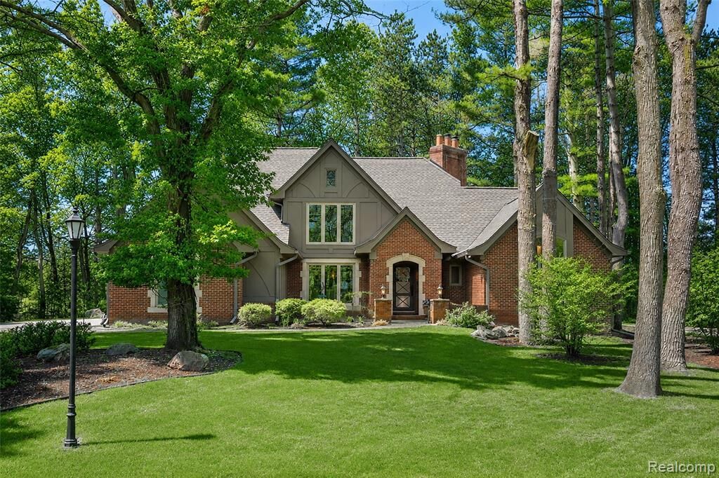 Property Photo:  102 Kirksway Lane  MI 48362 