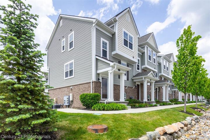 Property Photo:  4918 Treeside Lane 27  MI 48098 