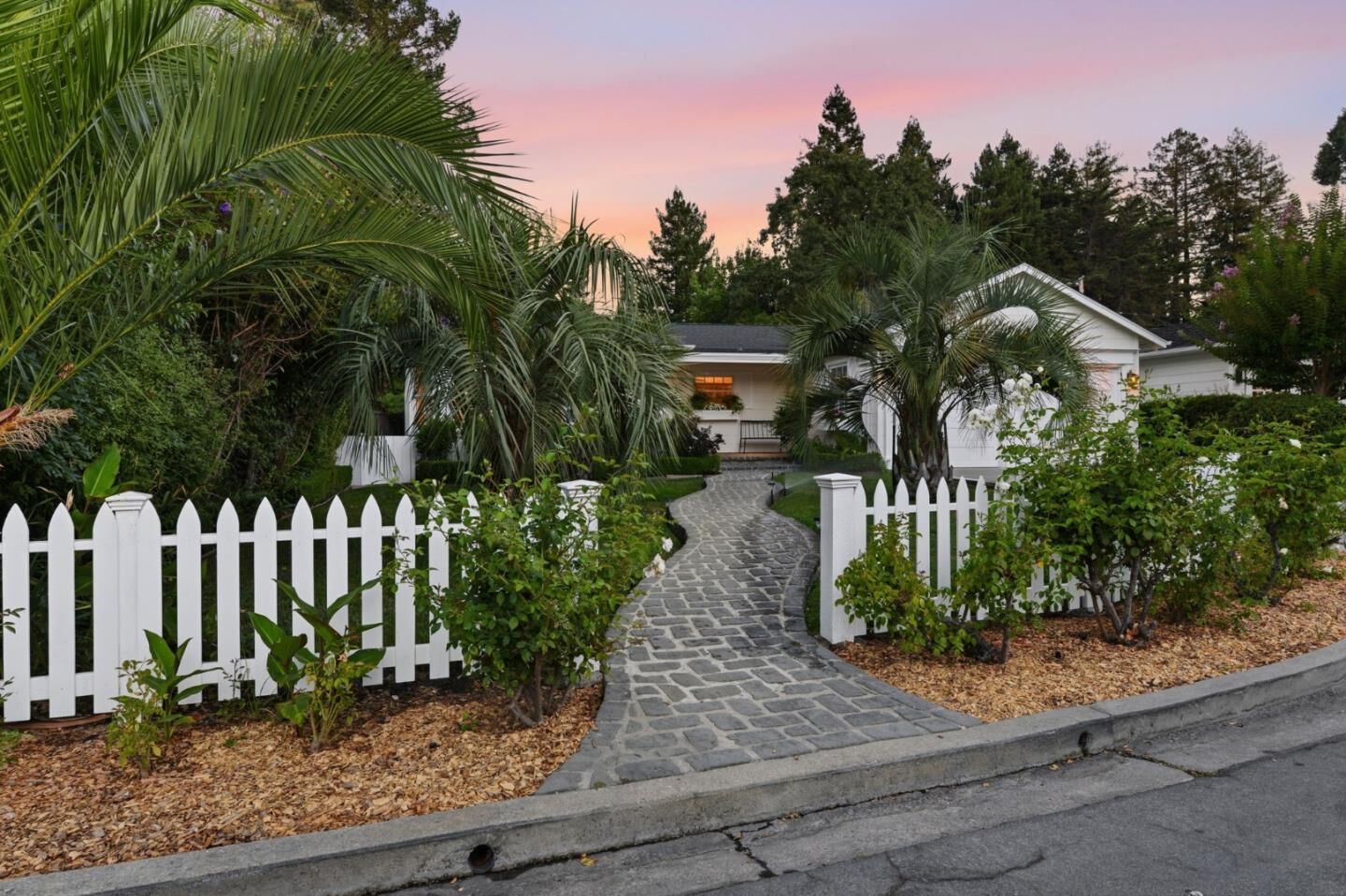 Property Photo:  2 Bradley Court  CA 94061 