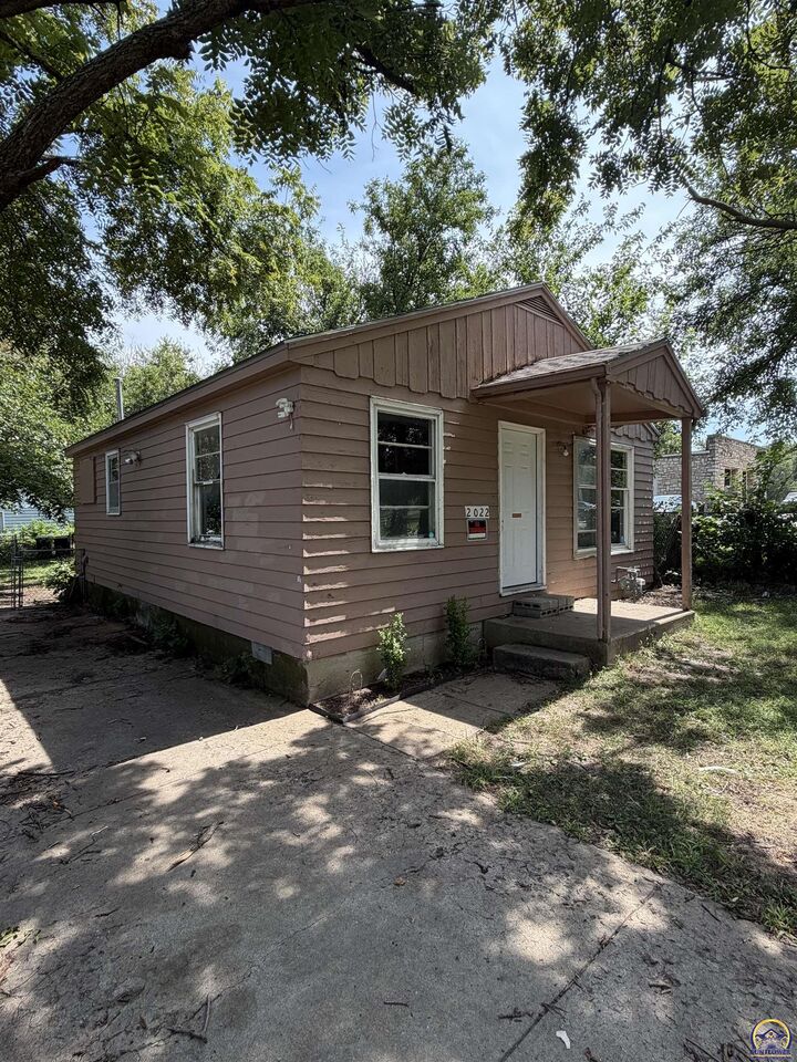 Property Photo:  2022 SE Hudson Blvd  KS 66607 