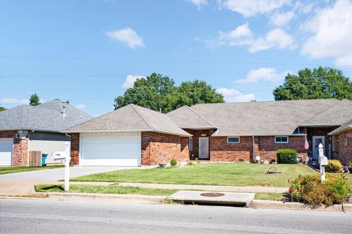 Property Photo: 1333 W Edgewood Street MO 65807
