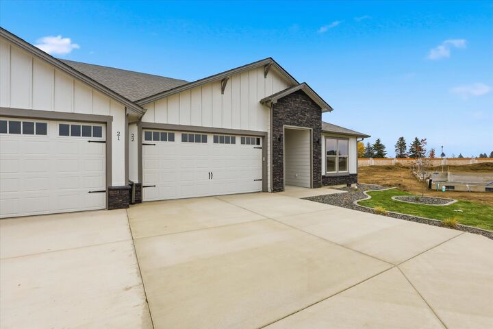 Property Photo:  1109 - 22 N Country Club Dr 22  WA 99006 