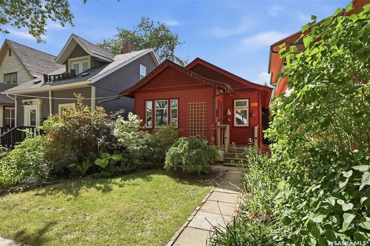 Property Photo:  919 6th Avenue N  SK S7K 2T3 