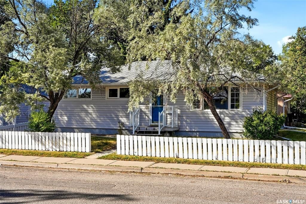 Property Photo:  1410 4th Avenue N  SK S4R 0T1 