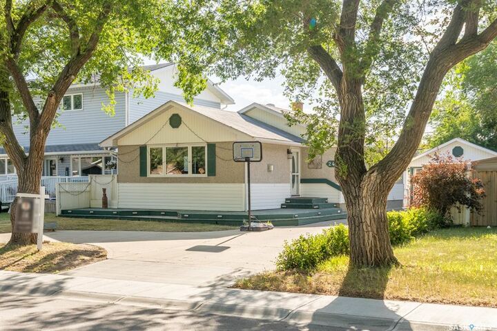 Property Photo: 24 Mayfair Crescent SK S4S 4H5