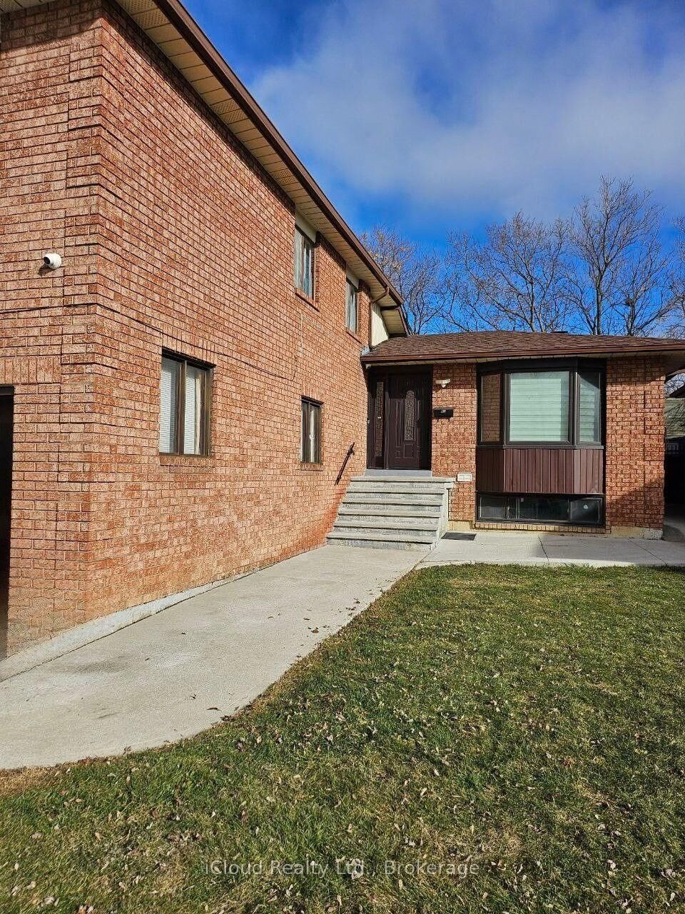 Property Photo:  61 Hull Street Upper  ON L4T 1C9 