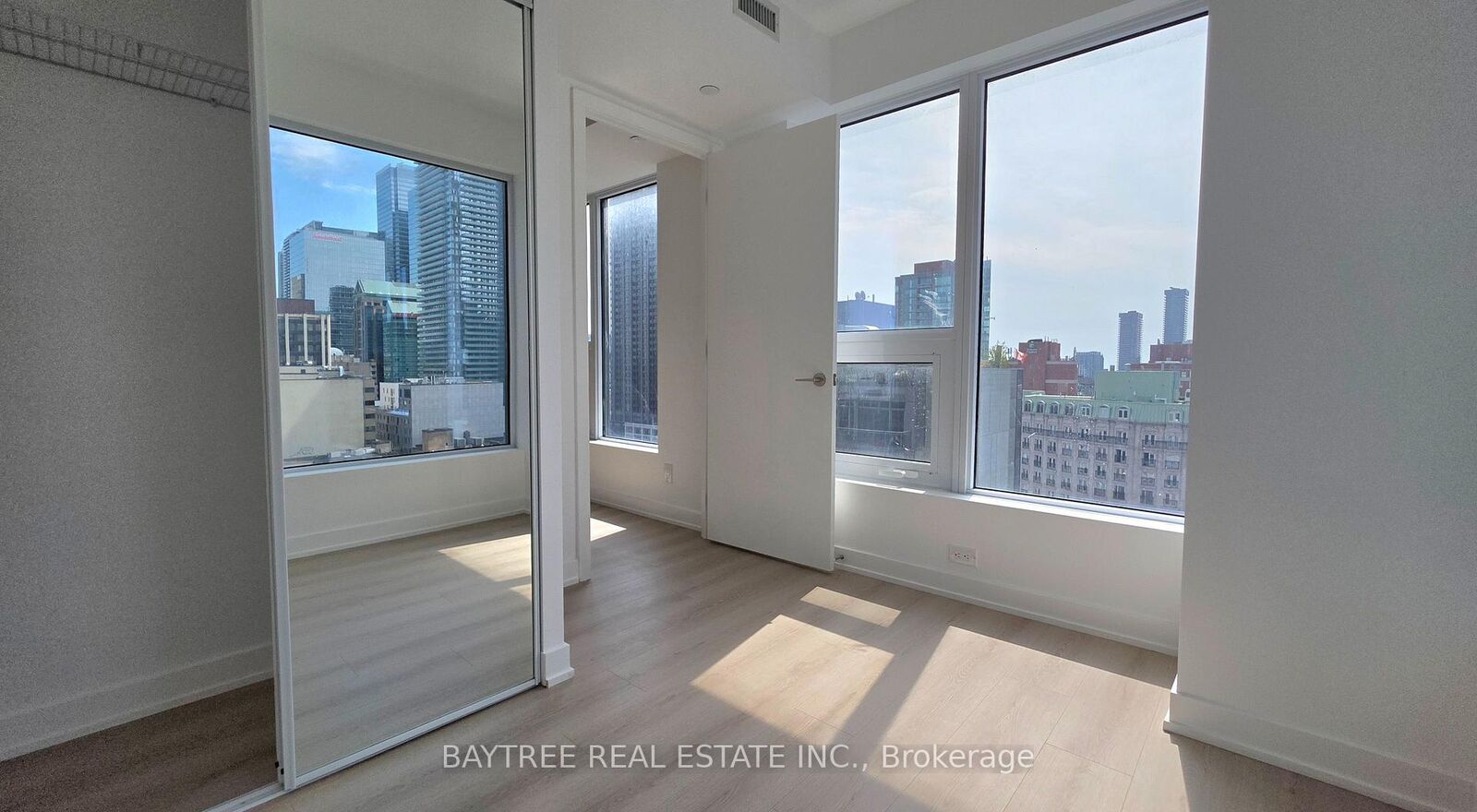 Property Photo:  100 Queen Street E 1611  ON M5C 0B5 