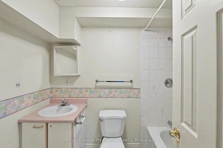Property Photo:  245 Elgin Street W 201  ON K9A 5M1 