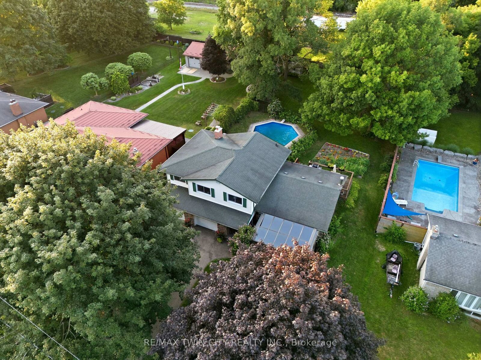 Property Photo: 25 Alice Crescent ON N0B 2H0