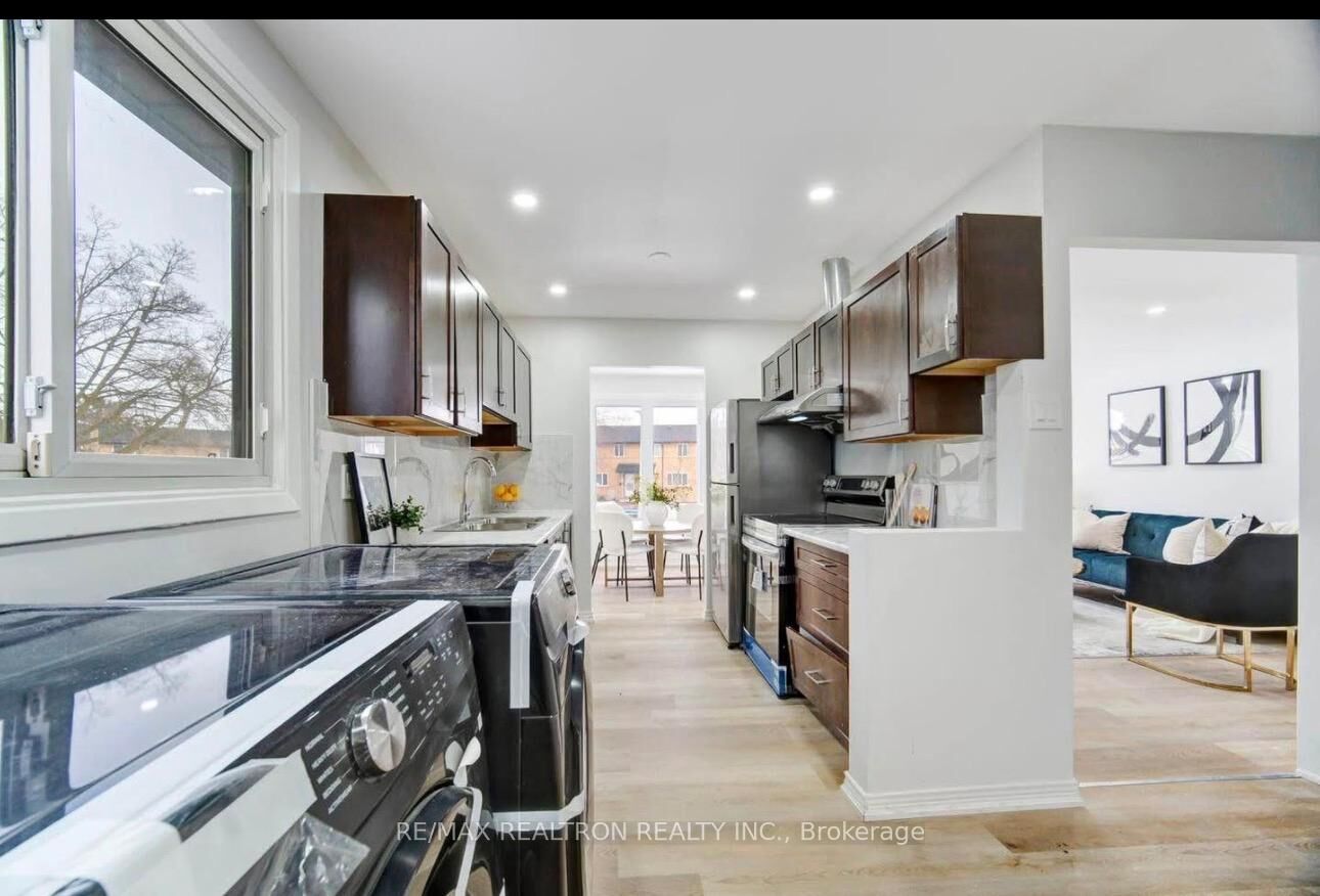 Property Photo:  29 Court Lane  ON N5W 5M6 