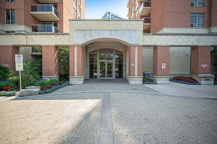 Property Photo: 73 King William Crescent Lph01 ON L4B 0C2