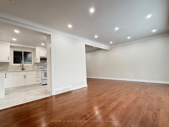Property Photo:  4383 Petrie Court Upper  ON L2E 6L8 