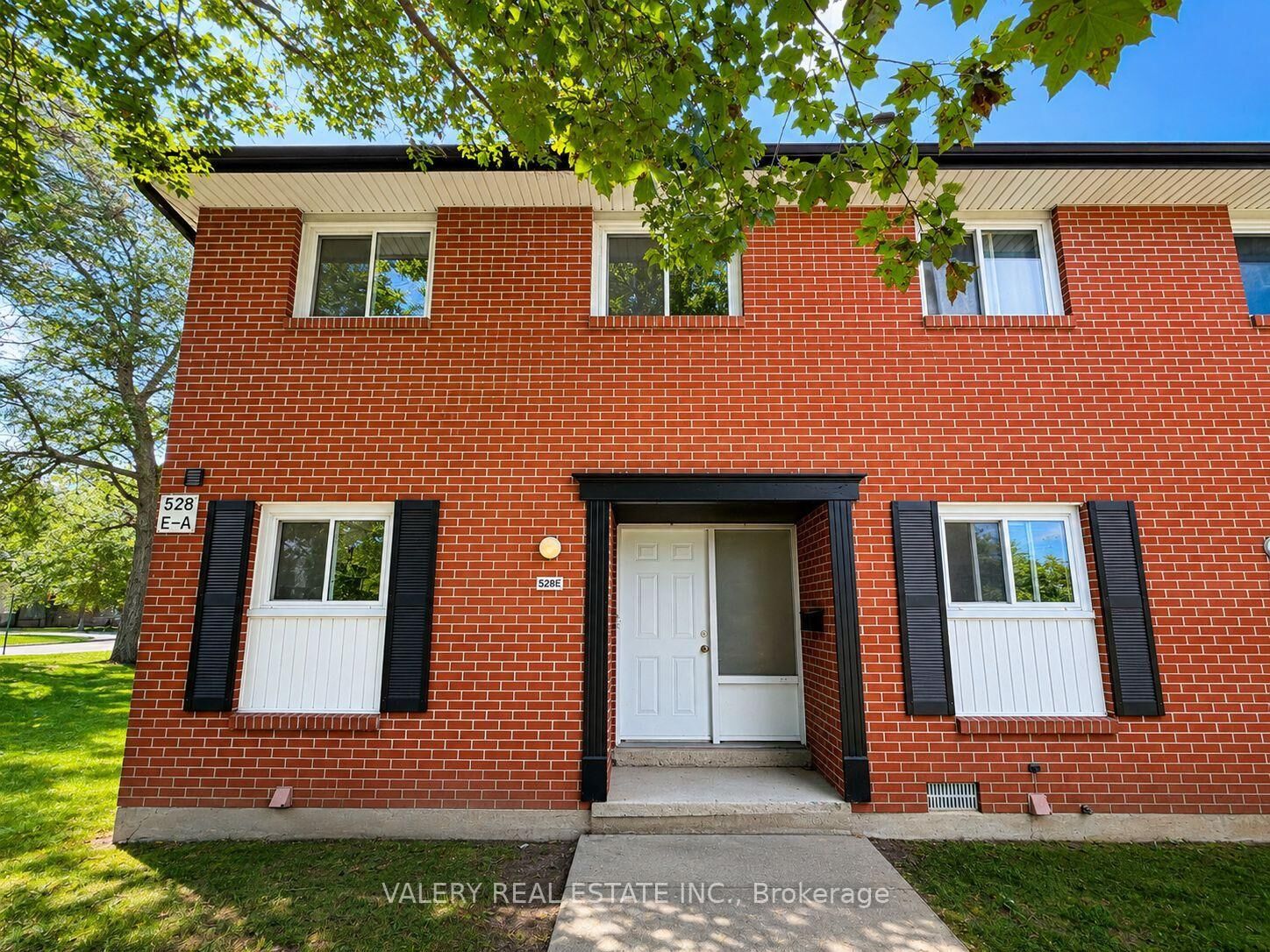 Property Photo:  528 Sunnydale Place  ON N2L 4T1 