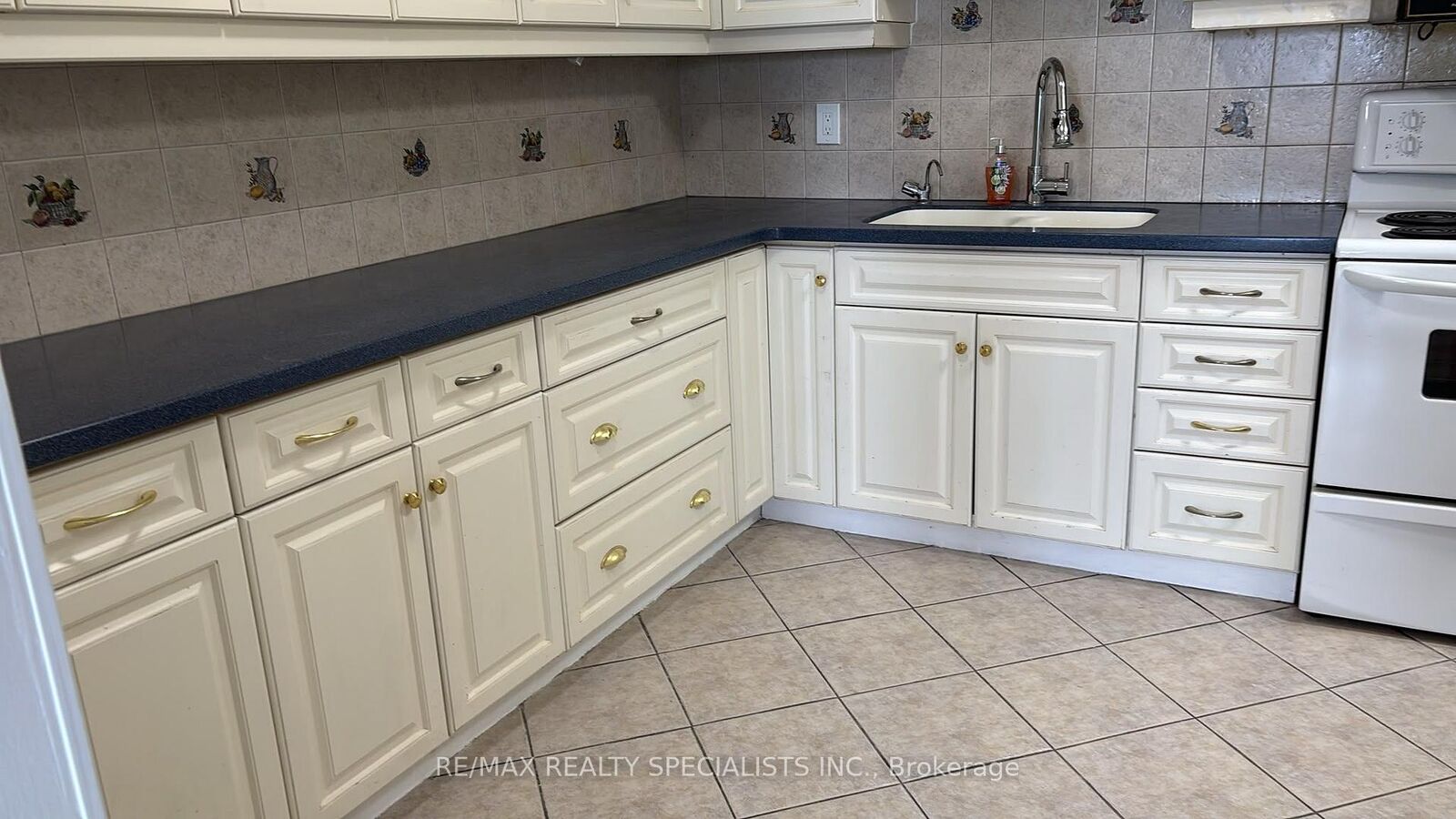 Property Photo:  85 Emmett Avenue 1810  ON M6M 5A2 