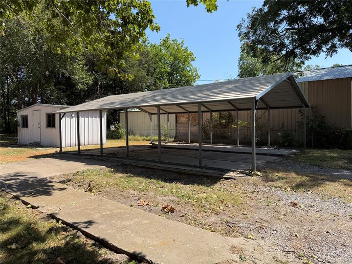 Property Photo:  911 S McQuarrie Avenue  OK 74467 