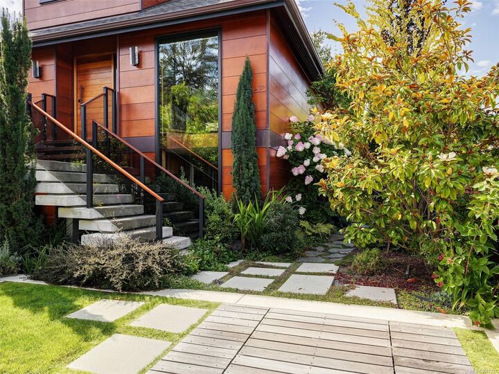 Property Photo: 626 Monterey Ave BC V8S 4T9