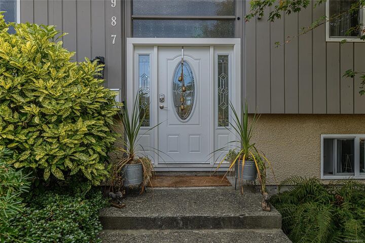 Property Photo: 987 Nicholson St BC V8X 3K9
