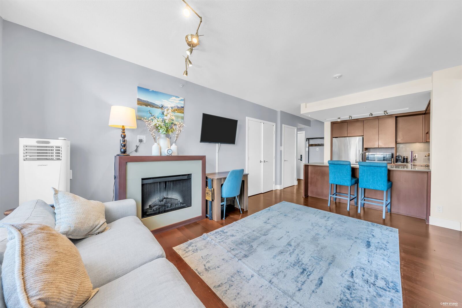 Property Photo: 158 W 13th Street 1301 BC V7M 0A7