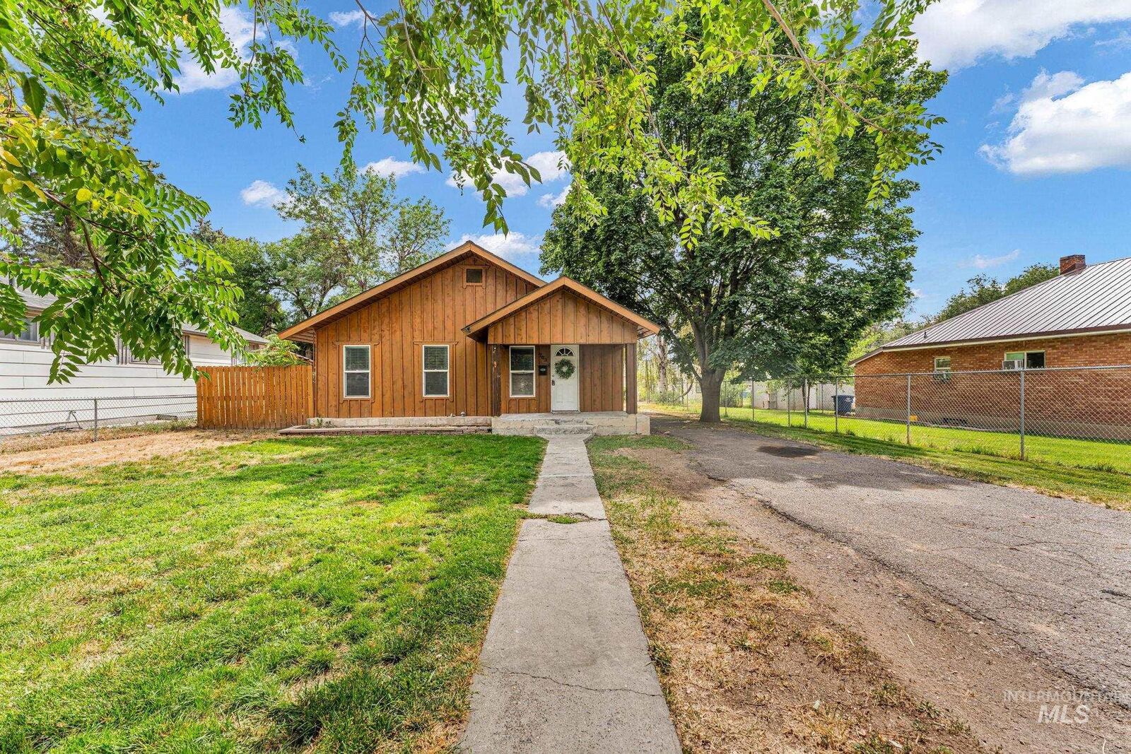Property Photo:  703 E Ave D  ID 83338 