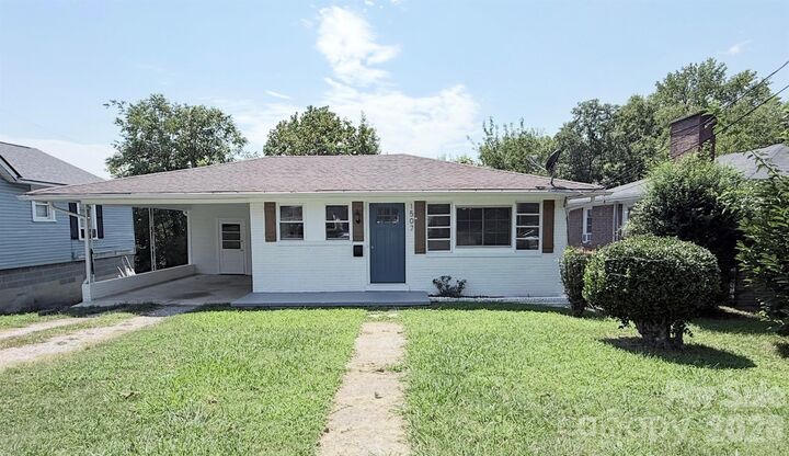 Property Photo:  1507 W Horah Street  NC 28144 